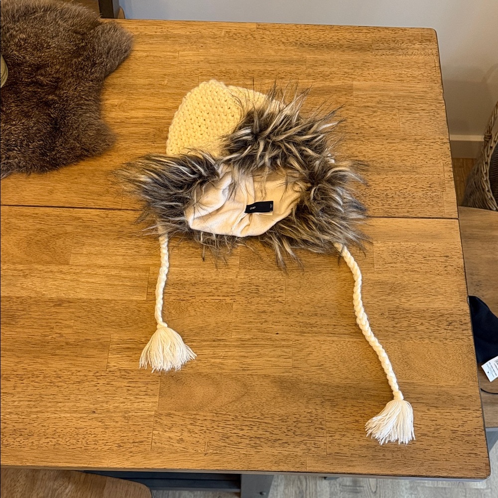 GAP Cream Knit Hat with Faux Fur